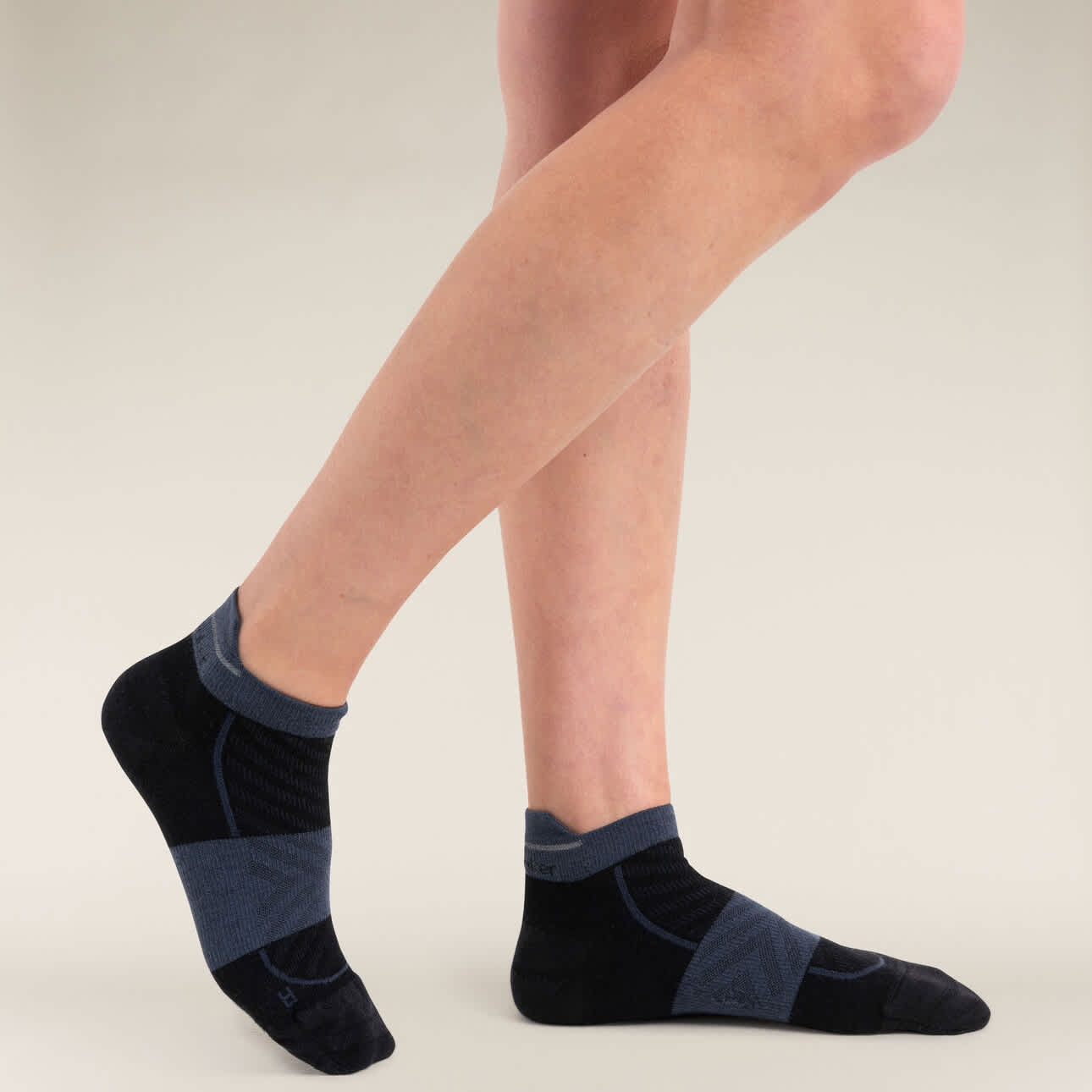 Icebreaker W Merino Blend Run+ Ultralight Micro Black/Graphite - Image 2